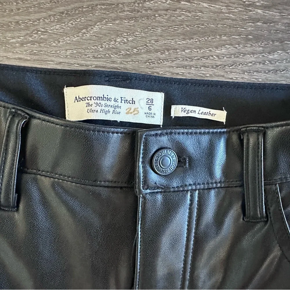 Abercrombie & Fitch 90s Straight Ultra High Rise Vegan Leather Pants SZ 28 NWT